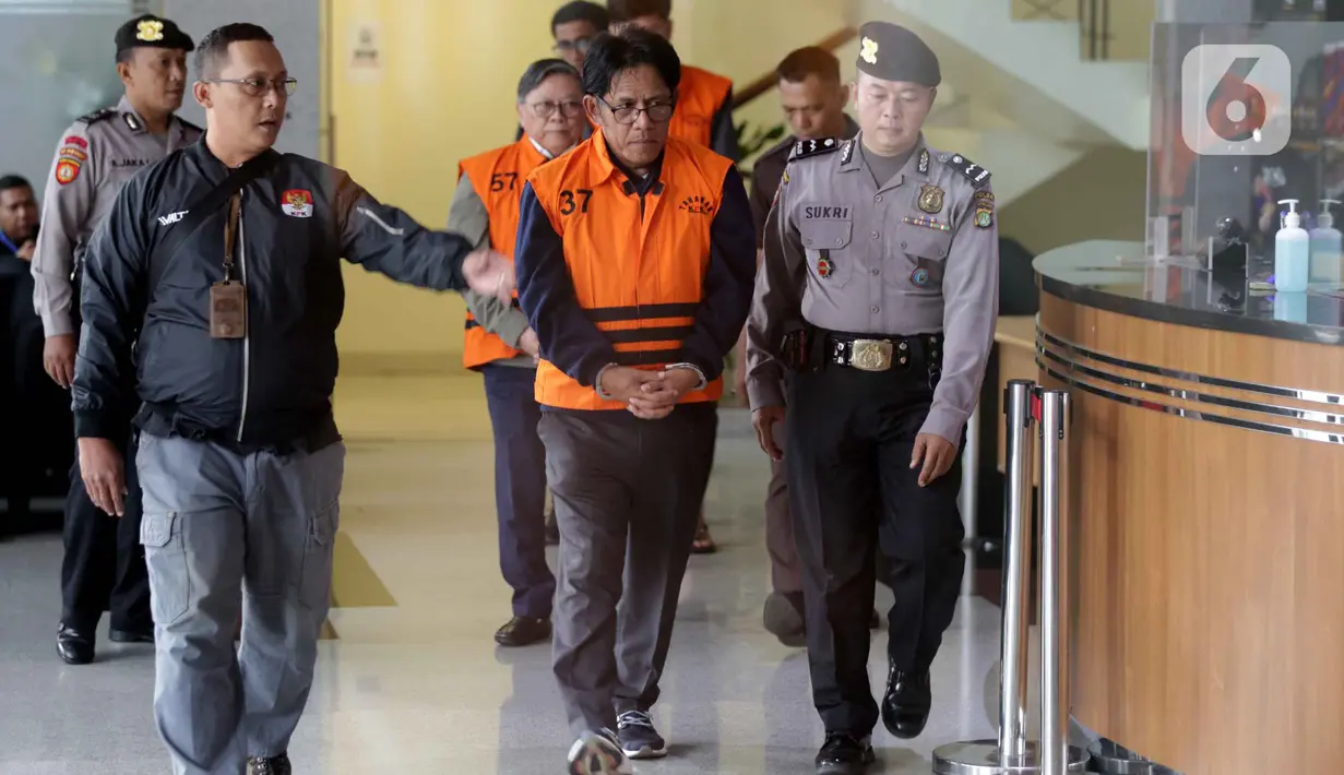 Direktur Utama PT Inhutani V Dicky Yuana Rady (tengah depan) digiring petugas sesaat jelang rilis penahanan di Gedung Merah Putih Komisi Pemberantasan Korupsi (KPK), Jakarta, Kamis (14/8/2025). (Liputan6.com/Helmi Fithriansyah)