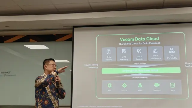 Country Leader, Veeam Indonesia, Laksana Budiwiyono saat memaparkan pilar Veeam Data Cloud di Jakarta.