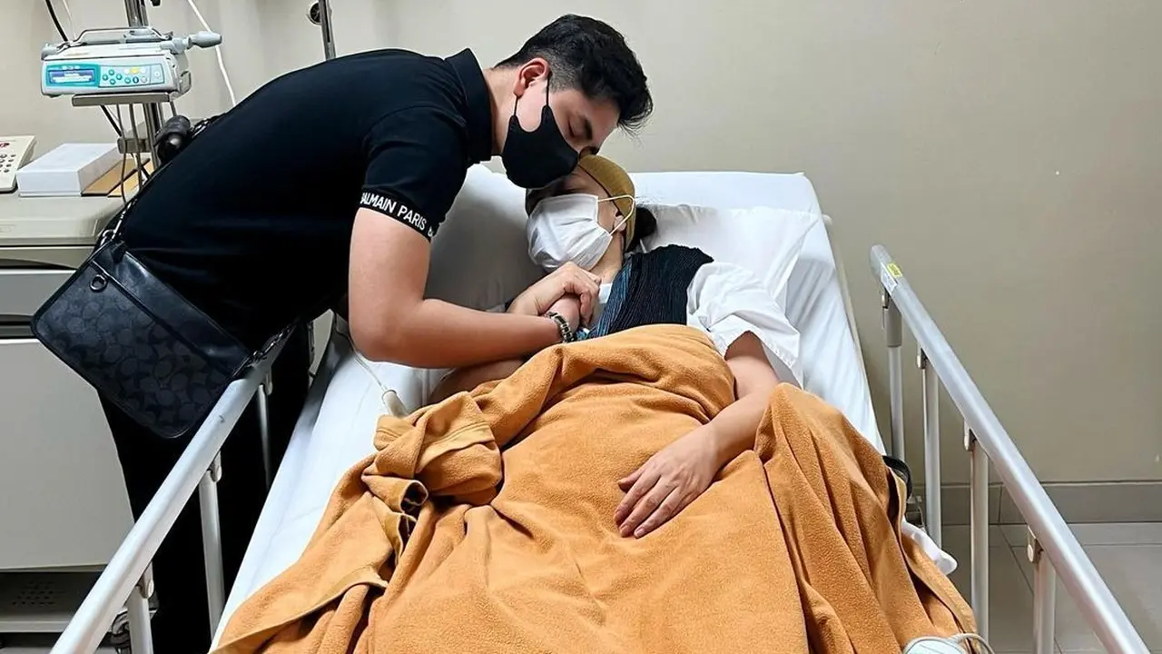 Athalla Naufal dampingi Venna Melinda di rumah sakit usai kasus KDRT yang dialami ibuda