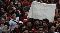 Penggemar tim sepakbola AS Roma bernama Romanisti, antusias menyambut kedatangan skuad AS Roma di Hotel Shangri La, Jakarta, Jumat (24/7/2015). (Liputan6.com/Herman Zakharia)
