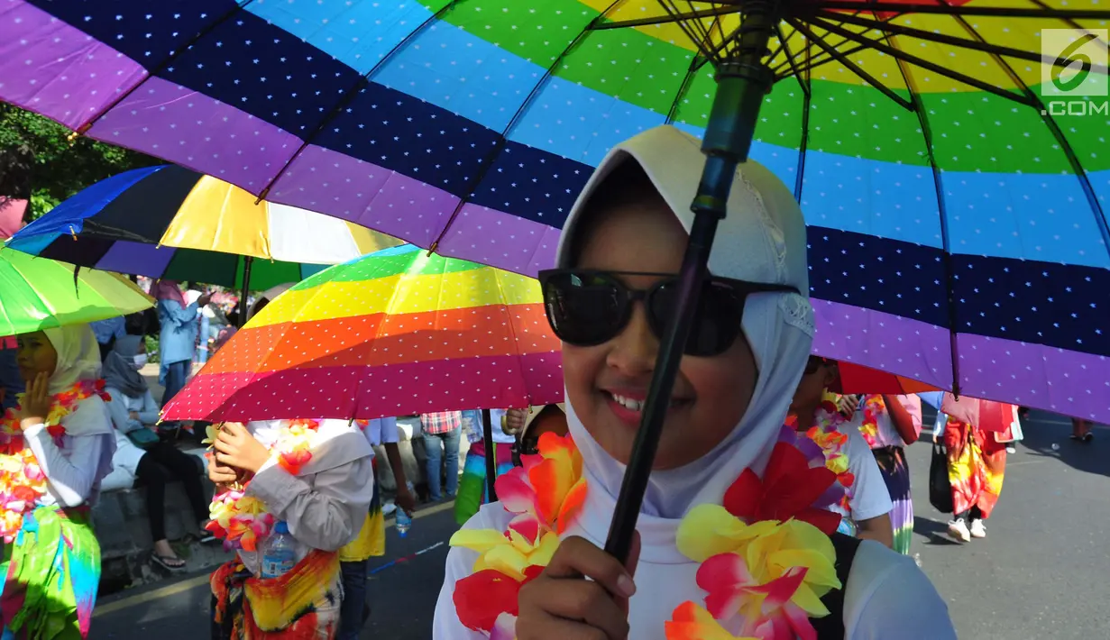 Para peserta Karnaval Dugderan saat melintas kawasan Lapangan Simpang Lima Semarang, Jumat (3/5/2019). Karnaval Dugderan merupakan tradisi khas warga Kota Semarang yang digelar untuk menyambut datangnya bulan suci Ramadan. (Liputan6.com/Gholib)