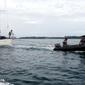 Patroli Pangkalan TNI AL Bengkulu mengevakuasi warga Australia yang terombang ambing di Samudra Hidia. (Liputan6.com/Yuliardi Hardjo)