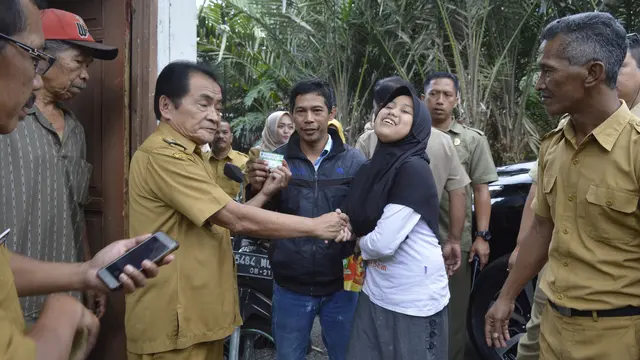 Lina, gadis remaja penderita psikotik ketika dijemput Bupati Banjarnegara di rumahnya 10 Juni 2019 lalu. (Foto: Liputan6.com/Humas Pemkab BNA/Muhamad Ridlo)