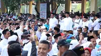 Presiden Joko Widodo menghadiri acara Pelepasan Kirab Santri dan Jalan Sehat Sahabat Santri di Alun-alun Sidoarjo, Jawa Timur, Minggu (28/10).