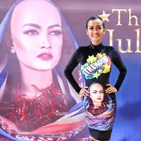 Julia Perez meninggal dunia dalam usia 37 tahun. Jupe meninggal akibat penyakit kanker serviks stadium akhir. Sekitar empat bulan pelantun Belah Duren itu menjalani perawatan. (dok. Bintang.com)