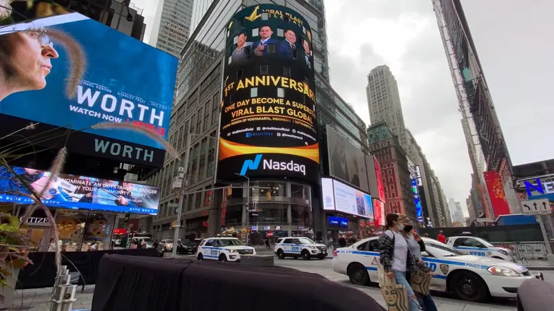 Papan reklame digital Desa Mandiri Budaya  Sabdodadi terpasang di Times Square Kota New York Amerika Serikat. (Dian Kurniawan/Liputan6.com)