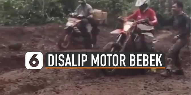 VIDEO: Kocak, Motor Trail Disalip Motor Bebek di Jalan Berlumpur