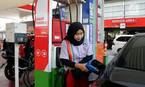 Petugas mengisi BBM ke kendaraan konsumen di SPBU Abdul Muis, Jakarta, Senin (2/7). PT Pertamina (Persero) menaikkan harga Pertamax, Pertamax Turbo dan Pertamina Dex mulai dari Rp500 hingga Rp900 per liter mulai 1 Juli 2018. (Liputan6.com/Johan Tallo)