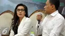 Rieke Diah Pitaloka menyimak pemaparan Dewan Pengawas BPJS Ketenagakerjaan saat diskusi 'MayDay dan Negara' di Senayan, Jakarta, Kamis (28/04). Rieke  berharap BUMN menjadi contoh yang baik tentang ketenagakerjaan. direvisi (Liputan6.com/Johan Tallo)