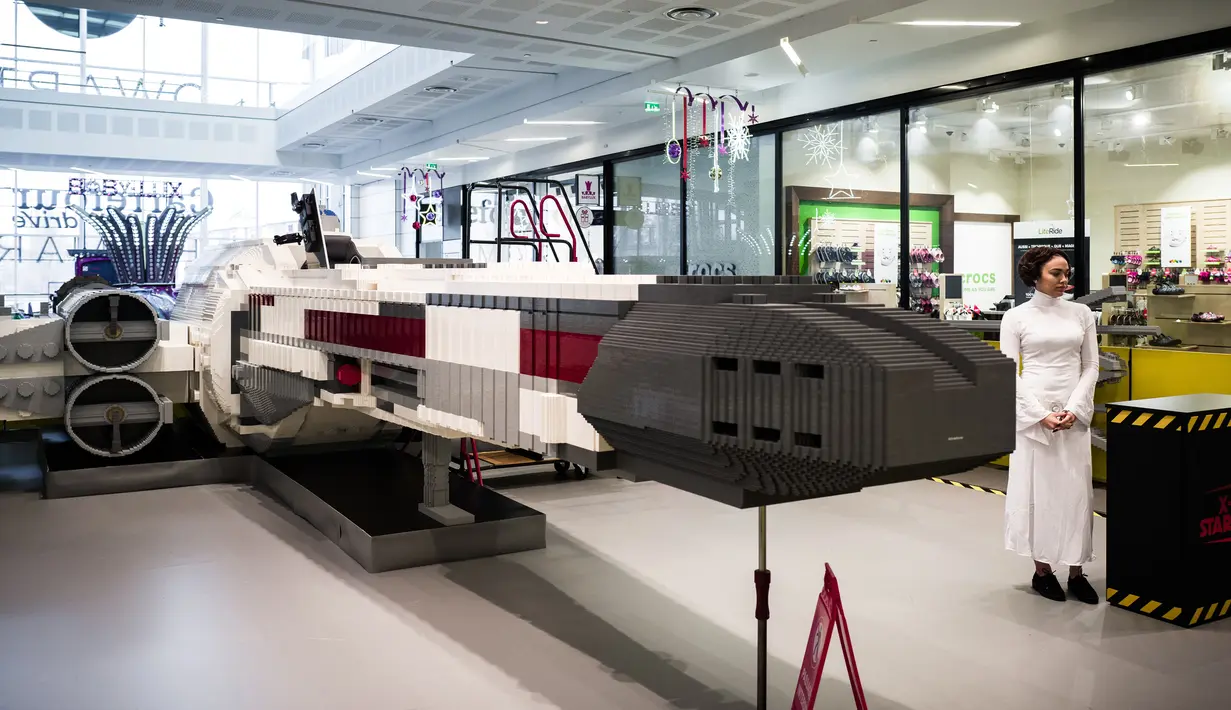 Pesawat ruang angkasa "Star Wars X-Wing" skala penuh dari balok lego ditampilkan di pusat perbelanjaan pinggiran kota Paris, 12 Desember 2018. Pesawat yang terbuat lebih dari satu juta balok Lego itu untuk memeriahkan perayaan Natal. (Philippe LOPEZ/AFP)