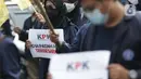 Mahasiswa yang tergabung dalam BEM Institut Pertanian Bogor melakukan aksi unjuk rasa di jalan Kuningan Persada sekitar Gedung Merah Putih KPK, Jakarta, Rabu (2/6/2021). Mereka menolak Tes Wawasan Kebangsaan dan pelantikan pegawai KPK menjadi Aparatur Sipil Negara. (Liputan6.com/Helmi Fithriansyah)