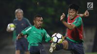 Pemain Timnas Indonesia U-19 berebut bola saat latihan perdana jelang laga melawan Jepang U-19 di Lapangan A Kompleks GBK, Jakarta, Kamis (22/3). Laga kedua tim akan digelar Minggu (25/3). (Liputan6.com/Helmi Fithriansyah)