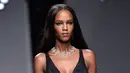 Model cantik, Joan Smalls berlenggang di atas catwalk memamerkan busana koleksi Atelier Versace dalam rangkaian Paris Haute Couture Fashion Week Spring-Summer 2016 di Paris, Minggu (24/1). (AFP PHOTO / Miguel Medina)
