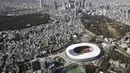 Stadion Nasional Tokyo yang baru untuk Olimpiade dan Paralimpiade Tokyo 2020 terlihat setelah selesai direnovasi di Tokyo (30/11/2019). Stadion lima lantai itu akan menampung 60.000 penggemar. (Kyodo News via AP)