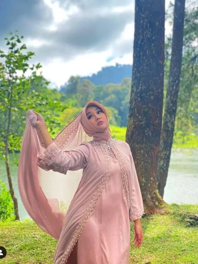 7 Potret Lucinta Luna saat Pakai Hijab, Rilis Lagu Religi Sambut Ramadan 2021