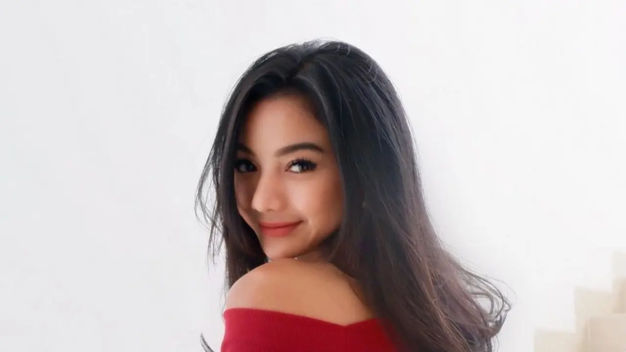 FOTO: Gaya Glenca Chysara Pakai Outfit Merah, Makin Memesona