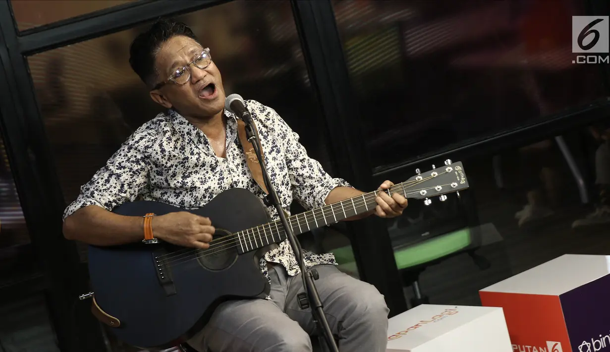 Penyanyi legendaris Andre Hehanusa saat tampil dalam #KLYLounge di Kantor KLY, Jakarta, Jumat (14/9). Saat ini, Andre mengaku tertarik dengan dunia politik. (Liputan6.com/Herman Zakharia)
