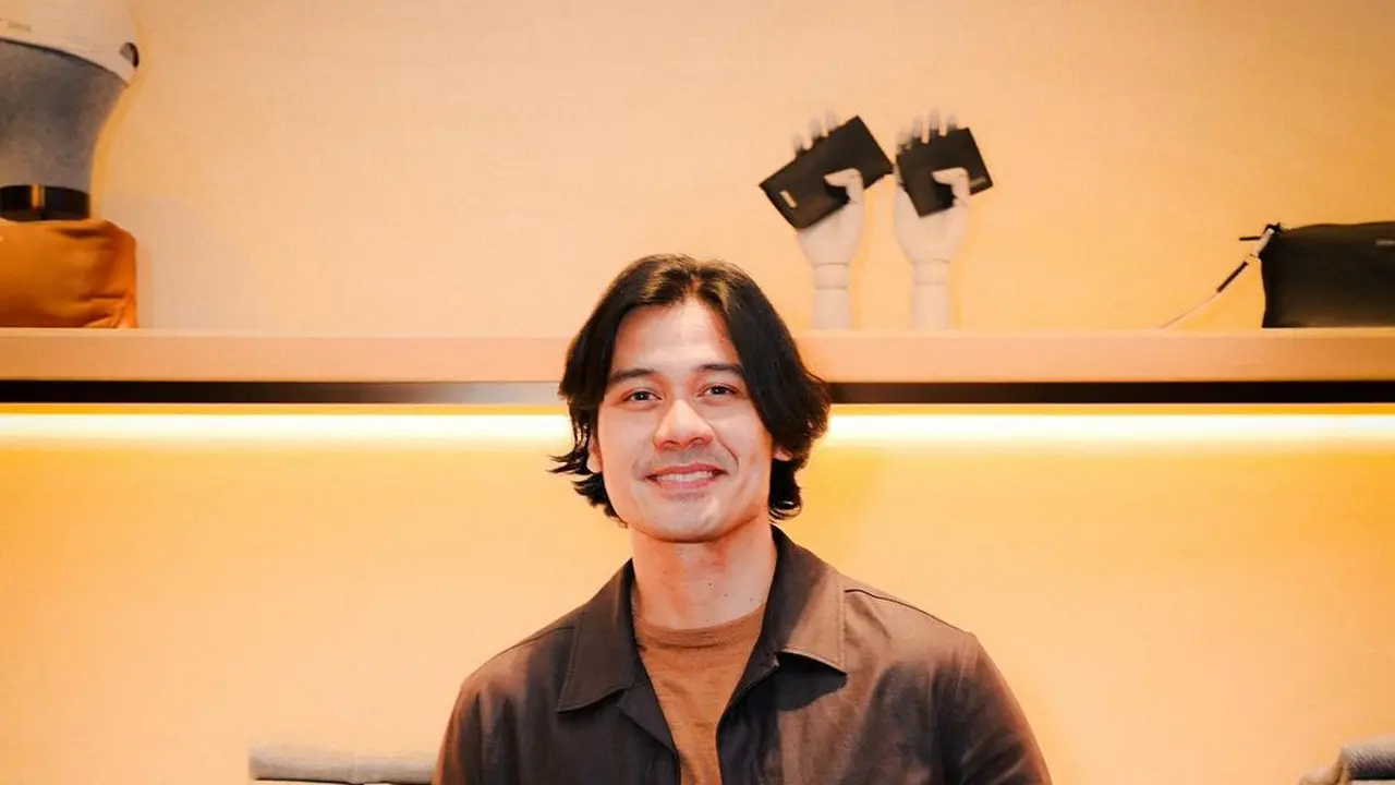 8 Rekomendasi Model Rambut Pria Ikal, Inspirasi Gaya Reza Rahardian hingga Nicholas Saputra