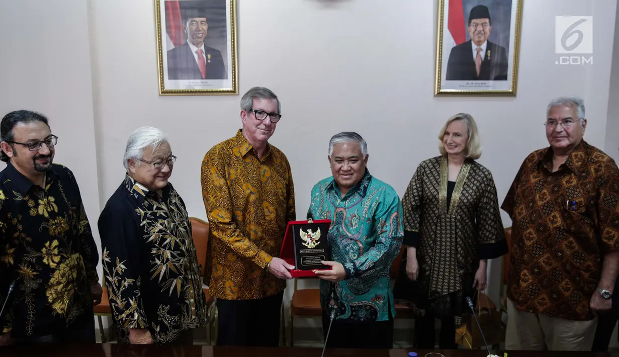 Utusan Khusus Presiden untuk Dialog dan Kerja Sama Antar-agama dan Peradapan, Din Syamsuddin memberikan piagam kepada tamu kehormatan dari Amerika usai melakukan pertemuan di Gedung Sekretariat Negara, Jakarta, Selasa (28/11). (Liputan6.com/Faizal Fanani)