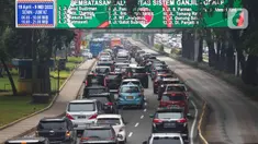 Kendaraan melintas di ruas Jalan Jenderal Sudirman, Jakarta, Senin (9/5/2022). Pembatasan kendaraan roda empat dengan sistem Ganjil Genap (GaGe) di wilayah DKI Jakarta mulai Senin, 9 April 2022, seiring dengan berakhirnya cuti bersama libur Lebaran 2022 atau Idul Fitri 1443 H. (Liputan6.com/Herman Zakharia)
