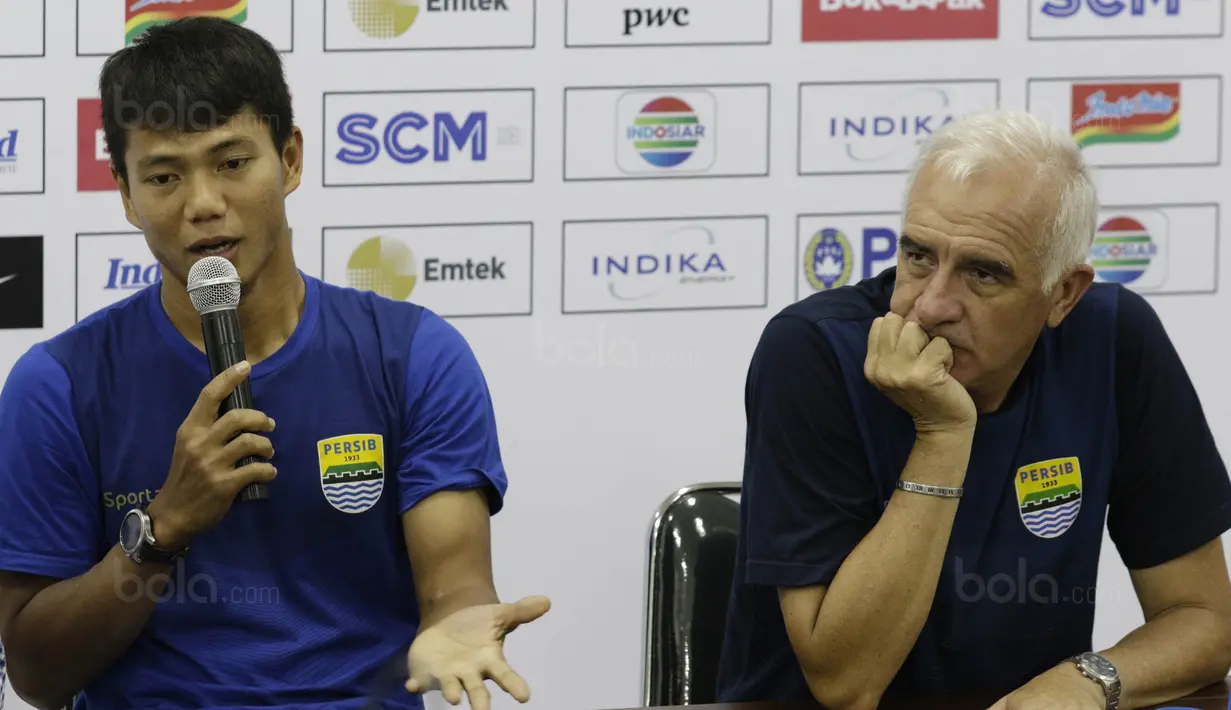 Bek Persib, Achmad Jufriyanto, memberikan keterangan pers usai laga Persib Vs PSM di Stadion GBLA, Bandung, Jumat (26/1/2018). Achmad Jufriyanto resmi mengumumkan kepindahannya dari Persib ke Kuala Lumpur FA, Malaysia. (Bola.com/M Iqbal Ichsan)