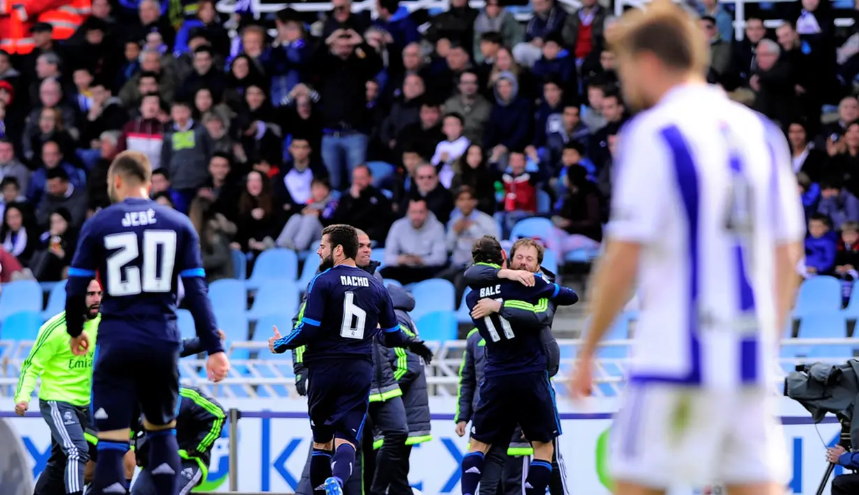 Pemain Real Madrid merayakan gol yang dicetak Gareth Bale ke gawang Real Sociedad dalam laga La Liga Spanyol di Stadion Anoeta, Sabtu (30/4/2016) malam WIB. (AFP/Ander Gillenea)