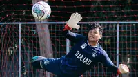 Kiper muda Persik Muhammad Adi Satryo dipanggil Timnas Indonesia untuk FIFA Matchday di Bali. (Bola.com/Gatot Susetyo)