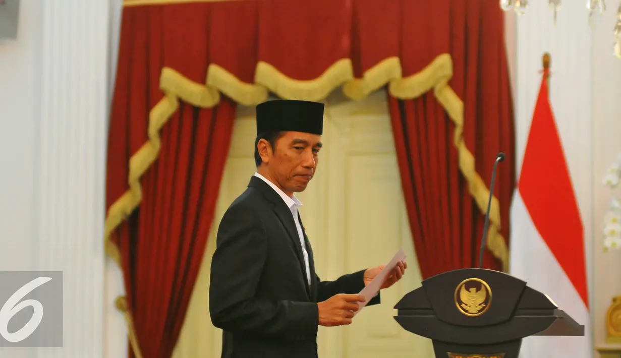Presiden Jokowi usai memberikan keterangan pers mengenai kuota haji di Istana Merdeka, Rabu (11/1). Kuota Haji 2017 mendapatkan kenaikan sebesar 10.000, yang sebelumnya 211.000 kuota menjadi 221.000 kuota. (Liputan6.com/Angga Yuniar)