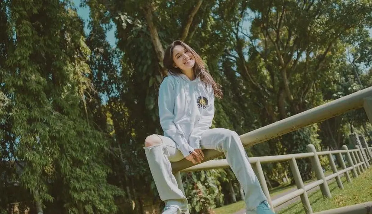 Tampilan boyish ala Yasmin Napper lainnya. Perempuan berdarah Kanada-Indonesia ini tampil kece mengenakan hoodie dan ripped jeans warna senada.  (Instagram/yasminnapper).