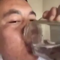 Entah apa yang ada di pikiran pria ini, ia menelan ikan dan katak hidup-hidup. Hiiiii! (Via: youtube.com)