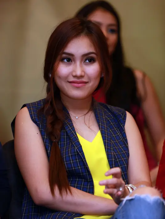 Diantaranya ia pernah disebut-sebut tengah dekat dengan Ivan Gunawan. Setelah ia putus dengan Shaheer Sheikh ia kembali dikabarkan dekat dengan Adjie Pangestu. (Deki Prayoga/Bintang.com)