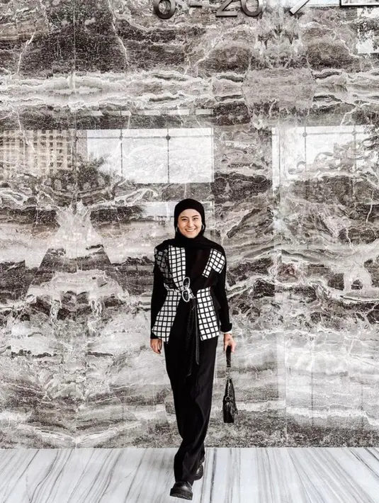 Selama Ramadan, Karin Novilda juga mencuri perhatian dengan penampilannya yang santun mengenakan hijab. [Foto: IG/narinknovilda].