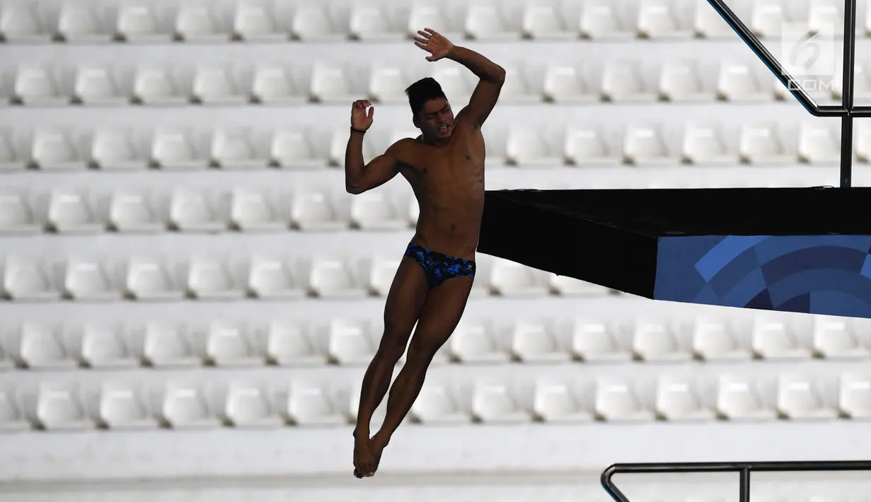 Gaya atlet loncat indah saat bersaing pada nomor mens's 10m platform preliminary Asian Games 2018 di Jakarta, Sabtu (1/9). (Merdeka.com/Imam Buhori)