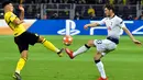 Bek Tottenham Hotspur Ben Davies (kanan) berebut bola dengan penyerang Borussia Dortmund Jadon Sancho pada leg kedua babak 16 besar Liga Champions di Stadion BVB, Dortmund, Jerman, Selasa (5/3). Tottenham lolos ke perempat final. (AP Photo/MartinMeissner)