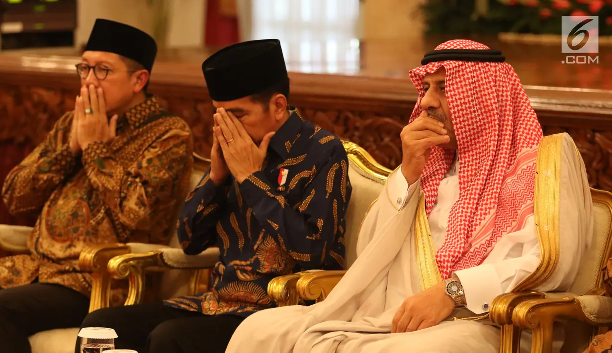 Presiden Jokowi (tengah) bersama Menag Lukman Hakim Saifuddin (kiri) dan Pangeran Khalid bin Sultan Abdul Aziz Al Suud (kanan) di Istana Negara, Kamis (22/3). Jokowi menemui para peserta MHQH tingkat Asean Pasifik ke-10. (Liputan6.com/Angga Yuniar)