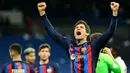 Pemain Barcelona, Marcos Alonso merayakan kemenangan pada laga leg pertama semifinal Copa Del Rey 2022/2023 melawan Real Madrid di Santiago Bernabeu, Madrid, Jumat (03/03/2023) WIB. Laga berakhir dengan skor 1-0 untuk kemenangan Barcelona. (AFPJavier Soriano)