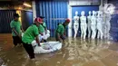 Sejumlah pompa telah disiagakan guna mempercepat penyedotan air agar banjir segera surut. (Liputan6.com/Angga Yuniar)