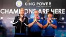 Claudio Ranieri (tengah), Kasper Schmeichel (kiri), dan Shinji Okazaki memberikan salam kepada fans Leicester City saat tiba di Bandara International Suvarnabhumi, Bangkok, Thailand, (18/5/2016). (Reuters/Athit Perawongmetha)