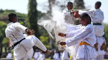 Prajurit TNI menampilkan atraksi bela diri militer saat peringatan HUT ke-78 TNI di Lapangan Puputan Margarana, Denpasar, Bali, Kamis (5/10/2023). Kegiatan yang digelar oleh Kodam IX/Udayana tersebut mengusung tema "TNI Patriot NKRI: Pengawal Demokrasi untuk Indonesia Maju" dengan menampilkan atraksi bela diri militer dan defile pasukan. (SONNY TUMBELAKA/AFP)