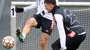 Penyerang Bayern Munchen, Thomas Mueller (kiri) dan bek Benjamin Pavard mengikuti sesi latihan di Munich, Jerman, Selasa (5/4/2022). Munchen akan bertanding melawan Villarreal pada leg pertama perempat final Liga Champions. (AFP/Christof Stache)