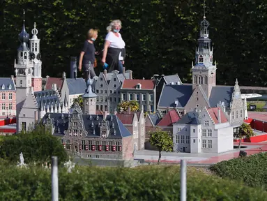 Para turis mengunjungi Taman Mini Eropa di Brussel, Belgia, pada 22 September 2020. Taman tersebut menyuguhkan versi miniatur dari berbagai lokasi wisata di Eropa. Taman Mini Eropa dibuka kembali pada Mei 2020 dengan menerapkan langkah-langkah pencegahan penyebaran COVID-19. (Xinhua/Zheng Huansong)