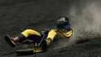 Seorang wisatawan bermain sandboarding atau berseluncur pasir dari gunung berapi Cerro Negro di Leon, Nikaragua, 24 September 2016. Gunung Cerro Negro salah satu gunung api yang masih aktif di Nikaragua. (INTI Ocon/AFP)