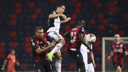 Striker Juventus, Cristiano Ronaldo, berebut bola dengan pemain Bologna, Danilo dan Musa Juwara pada laga Serie A di Stadion Renato Dall'Ara, Senin (22/6/2020). Juventus menang 2-0 atas Bologna. (AP/Massimo Paolone)