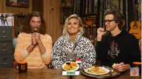 Agnez Mo memperkenalkan makanan khas Indonesia saat menjadi bintang tamu di program International Street Food Taste Test. (Sumber: Instagram/Good Mythical Morning)