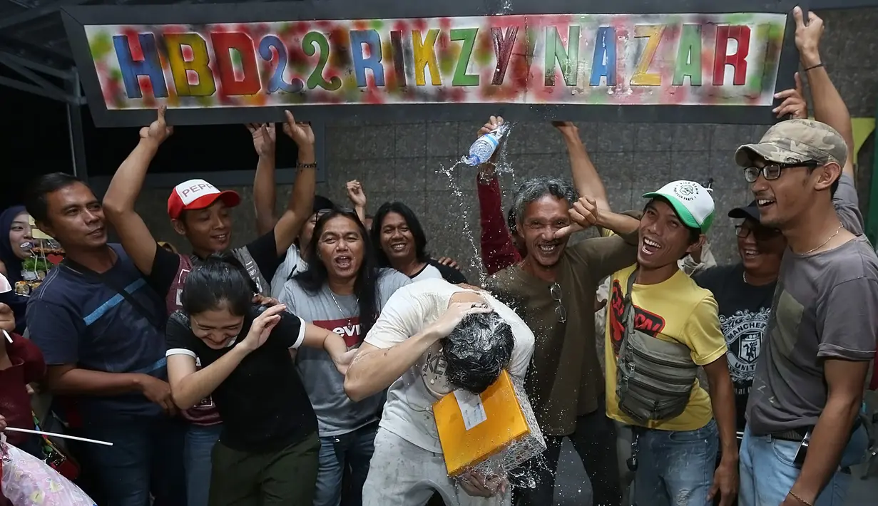 Begini lah momen saat Rizky Nazar dan Cut Syifa mandi tepung tengah malamdi hari ulang tahun Rizky. Para kru secara sengaja menaburkan tepung di atas kepala mereka dengan wajah tersenyum semringah. (Bambang E.Ros/Bintang.com)