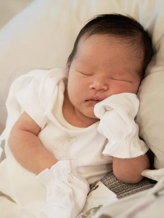 Pada 29 April 2018 lalu, Franda dan Samuel Zylgwyn dikaruniai seorang buah hati. Putri cantik ini diberi nama Zylvechia Ecclesie Heckenbucker. (Foto: instagram.com/frandaaa87)