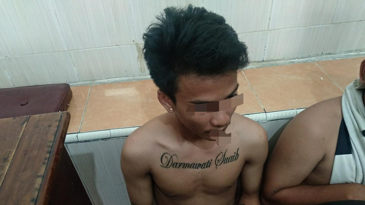 Tato yang dimiliki sejumlah pemuda yang terjaring operasi anggota TNI di Kendari, Senin (7/15/2019).(Liputan6.com/Ahmad Akbar Fua)