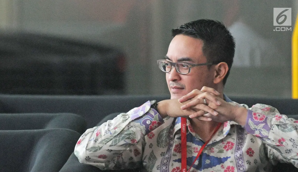 Gubernur Jambi Zumi Zola menunggu di ruang tunggu sebelum menjalani pemeriksaan di Gedung KPK, Jakarta, Kamis (15/2). Sebelumnya, Zumi Zola ditetapkan sebagai tersangka KPK sejak 24 Januari 2018. (Liputan6.com/Herman Zakharia)