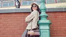 Nisya yang kini menjabat sebagai anggota DPRD juga ikut liburan. Ia mengenakan jaket coklat senada dengan rok plisket panjang dan sling bag. Ia mengenakan sepatu boots Louis Vuitton. [@nissyaa]