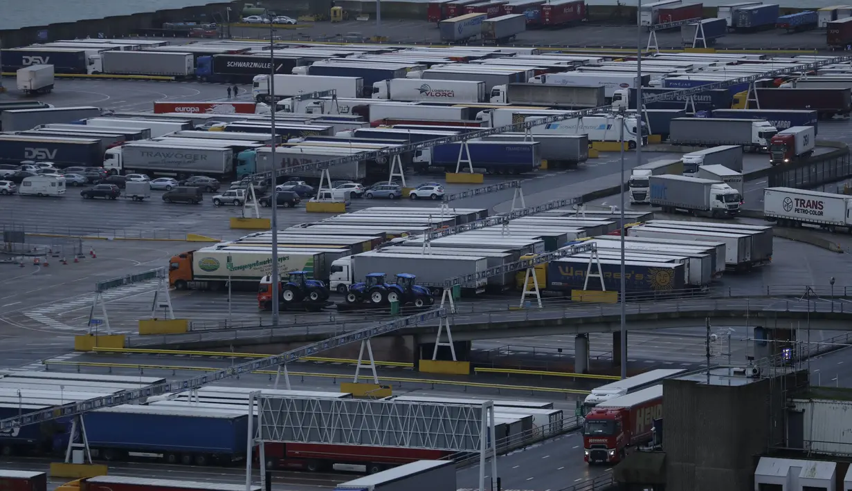 Truk melintas setelah turun dari kapal feri di pagi hari setelah Brexit terjadi di Pelabuhan Dover, Inggris, Sabtu, (1/2/2020). Mulai 1 Februari 2020 ini, Inggris secara resmi telah meninggalkan Uni Eropa (UE) setelah lebih dari tiga tahun referendum yang membuat negara itu terpecah belah. (AP Photo